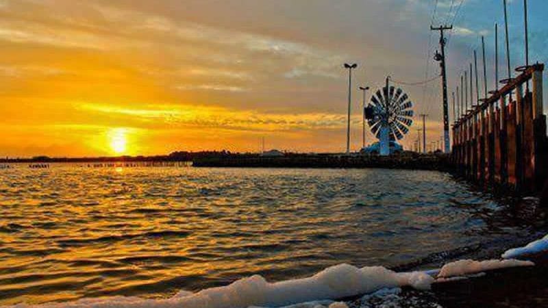 As águas retratadas na foto provêm da Ilha das Favelas, bombada para esse grande cerco através de uma casa de força (Foto: Jean Nascimento)