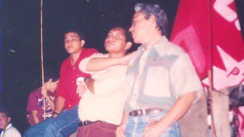 Na foto, Floriano Bezerra de Araújo, seu irmão Venâncio Zacarias de Araújo Filho, e Walkimar, no lançamento da campanha majoritária, com a presença do então candidato a governador Fernando Mineiro, em Macau, no ano de 1994