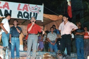 Na foto, o candidato a Senador Floriano Bezerra discursa em recepção à Caravana da Cidadania, em Macau, no ano de 1994