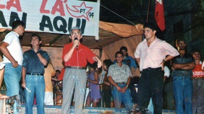 Na foto, o candidato a Senador Floriano Bezerra discursa em recepção à Caravana da Cidadania, em Macau, no ano de 1994
