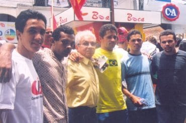 Na foto, Isaac Ribeiro, Flávio de Macau, Floriano Bezerra de Araújo, Renan Ribeiro de Araújo, Jeferson Andrade da Silva e Mozart Albuquerque Neto em evento petista no ano de 2002