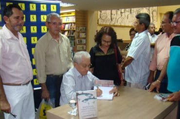 Na foto, Floriano Bezerra autografa seu livro "Minhas Tamataranas: Linhas Amarelas - Memórias", na Livraria Siciliano Midway, ante o bel. em Direito e Servidor Público Federal José Ari da Rocha, seu irmão Dr. Rocha, militante de Direitos Humanos Edileuza Dantas, militante político João Maria de Aquino e professores universitários João Emanuel Evangelista e Antonio Francisco Rocha