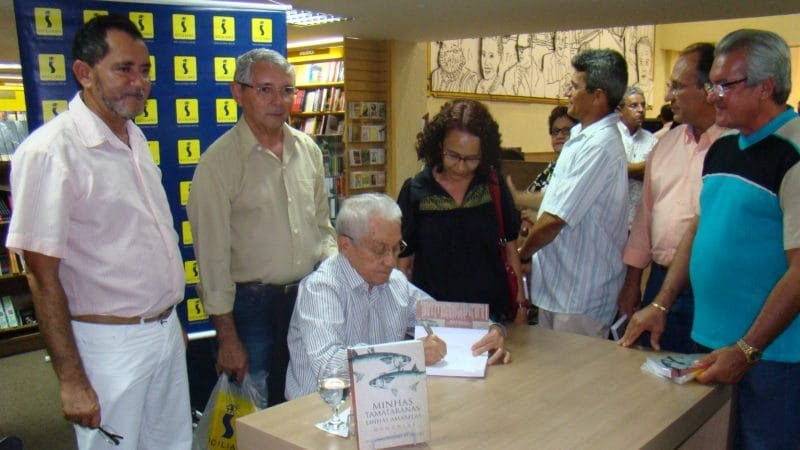 Na foto, Floriano Bezerra autografa seu livro "Minhas Tamataranas: Linhas Amarelas - Memórias", na Livraria Siciliano Midway, ante o bel. em Direito e Servidor Público Federal José Ari da Rocha, seu irmão Dr. Rocha, militante de Direitos Humanos Edileuza Dantas, militante político João Maria de Aquino e professores universitários João Emanuel Evangelista e Antonio Francisco Rocha