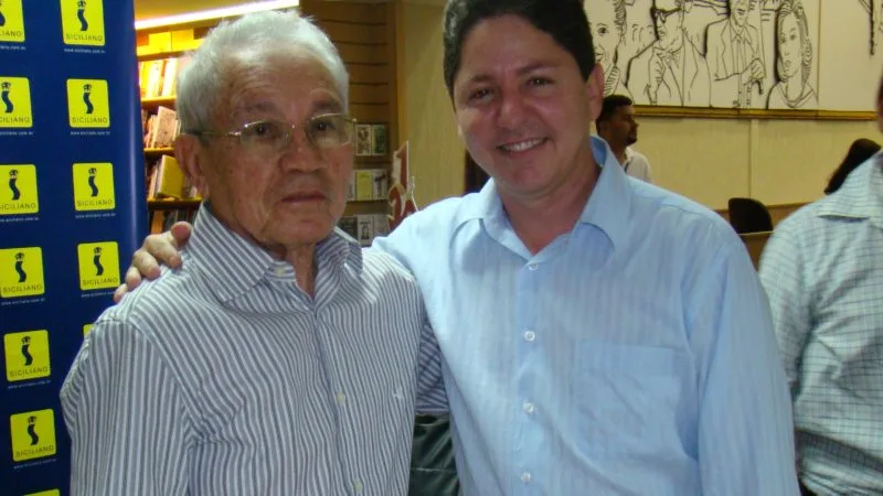 Na foto, Floriano Bezerra de Araújo e Túlio Lemos, na noite de lançamento e autógrafos do livro Minhas Tamataranas: Linhas Amarelas - Memórias, no ano de 2009