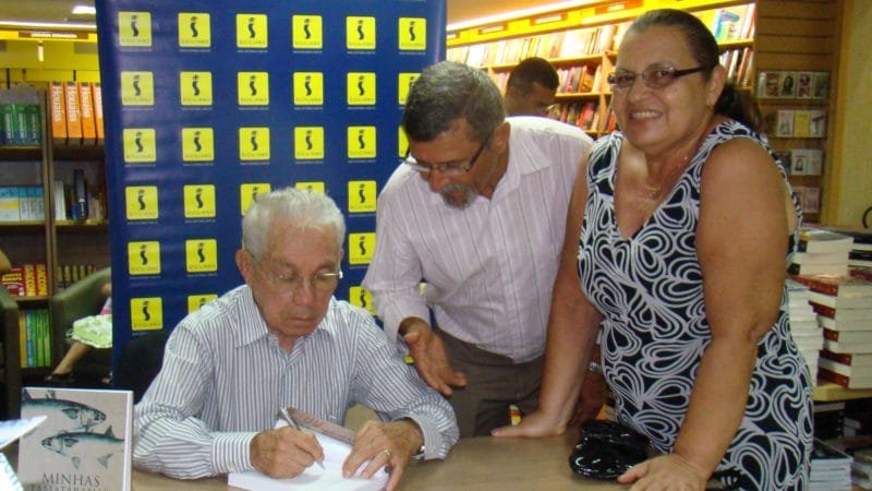 Na foto, Floriano Bezerra de Araújo autografando o seu livro Minhas Tamataranas: Linhas Amarelas - Memórias para o casal Francisco Dássio e Noemi, no ano de 2009