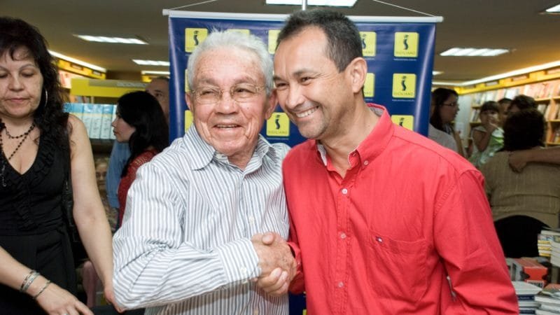 Na foto, Floriano Bezerra de Araújo, sua filha Saly Ribeiro de Araújo e o ilustre macauense Castelo Casado, na noite de autógrafos de Minhas Tamataranas: Linhas Amarelas - Memórias, no ano de 2009