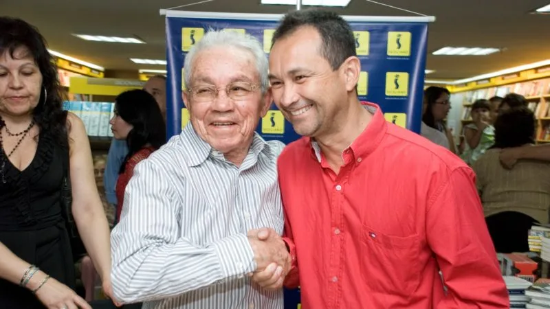 Na foto, Floriano Bezerra de Araújo, sua filha Saly Ribeiro de Araújo e o ilustre macauense Castelo Casado, na noite de autógrafos de Minhas Tamataranas: Linhas Amarelas - Memórias, no ano de 2009