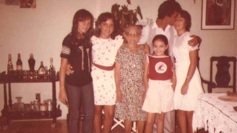 Na foto, Querubina Bezerra de Araújo, mãe de Floriano Bezerra de Araújo, fotografada entre suas netas Salusa Ribeiro, Siluck Ribeiro e Itajacy Lacerda, por ocasião do casamento de José Maurício Soares Cavalcanti - Rei Cural - e Rita de Cássia, filha de Floriano Bezerra